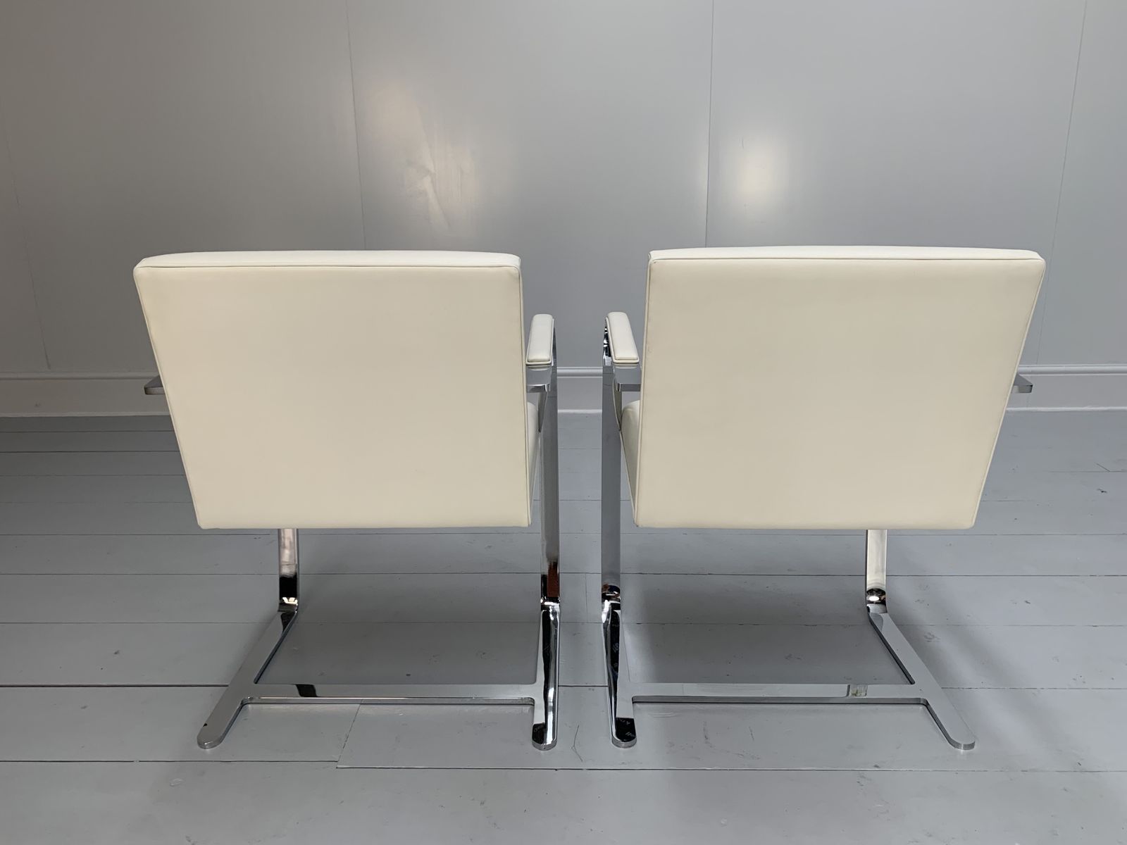 Pair Of Knoll Studio “Brno Flat Bar” Armchairs – In Chrome & White Leather photo Furniture