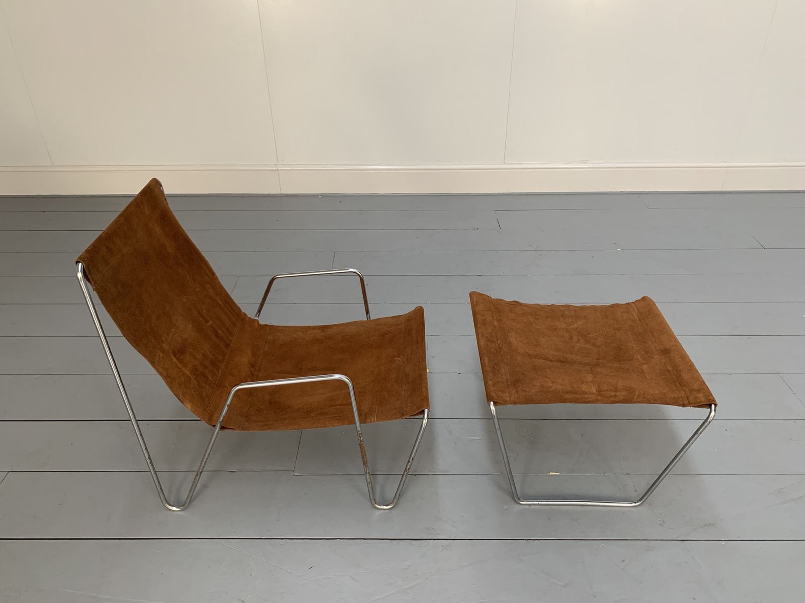 photo furniture Rare Fritz Hansen “Bachelor” Lounge Chair & Footstool – In Suede Leather & Chrome