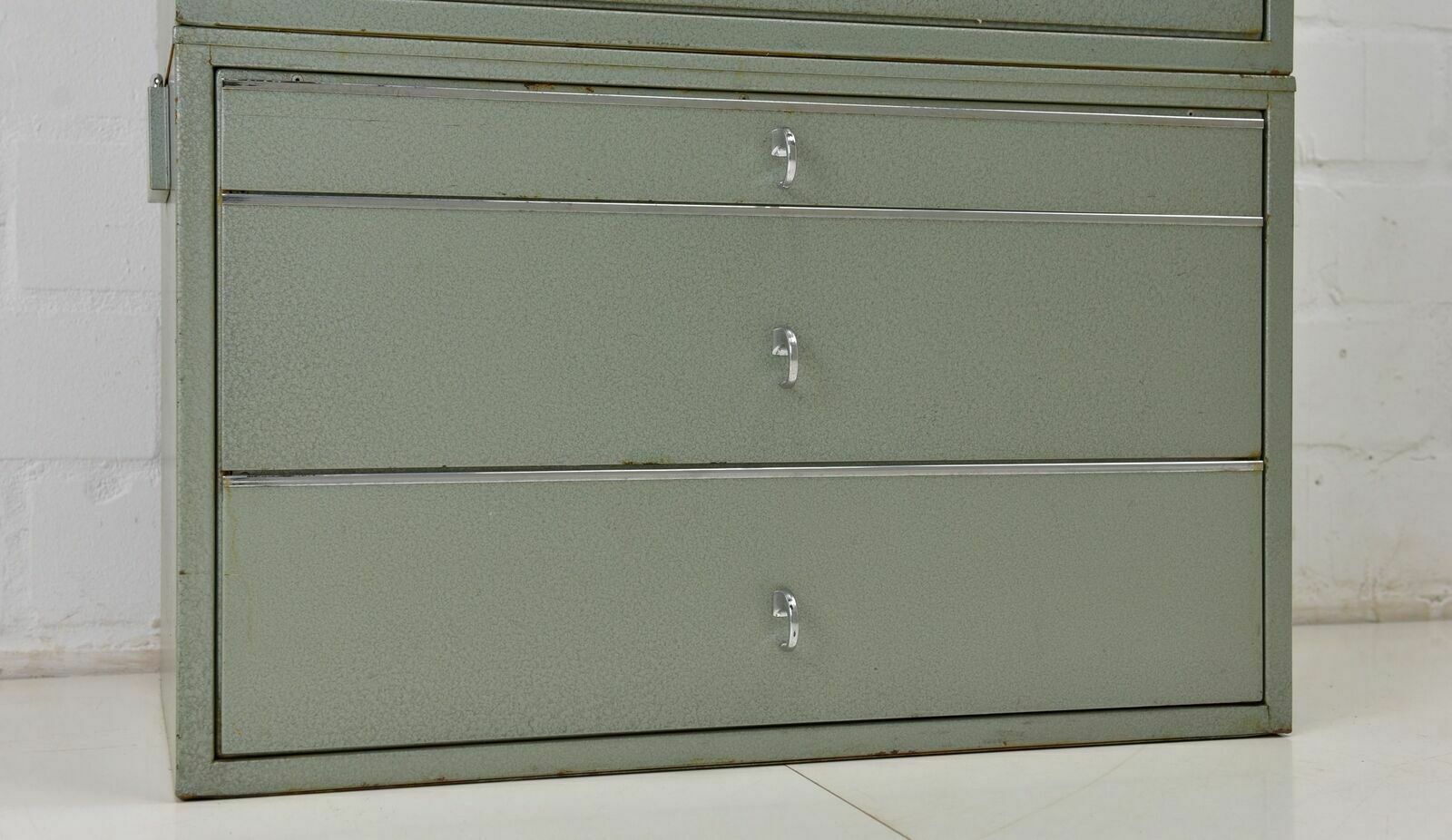 photo furniture Portable Bundeswehr Doctor's Cabinet, 2 Part Metal Cabinet, Dentist's Cabinet Around 1970