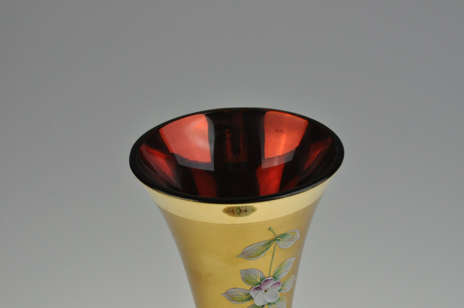 Vintage Glazen Vaas Met Email En 24k Goud, Tsjechisch Glas, Kunstglas, Handgemaakt, Emailvaas, Rode Vaas photo vinterior