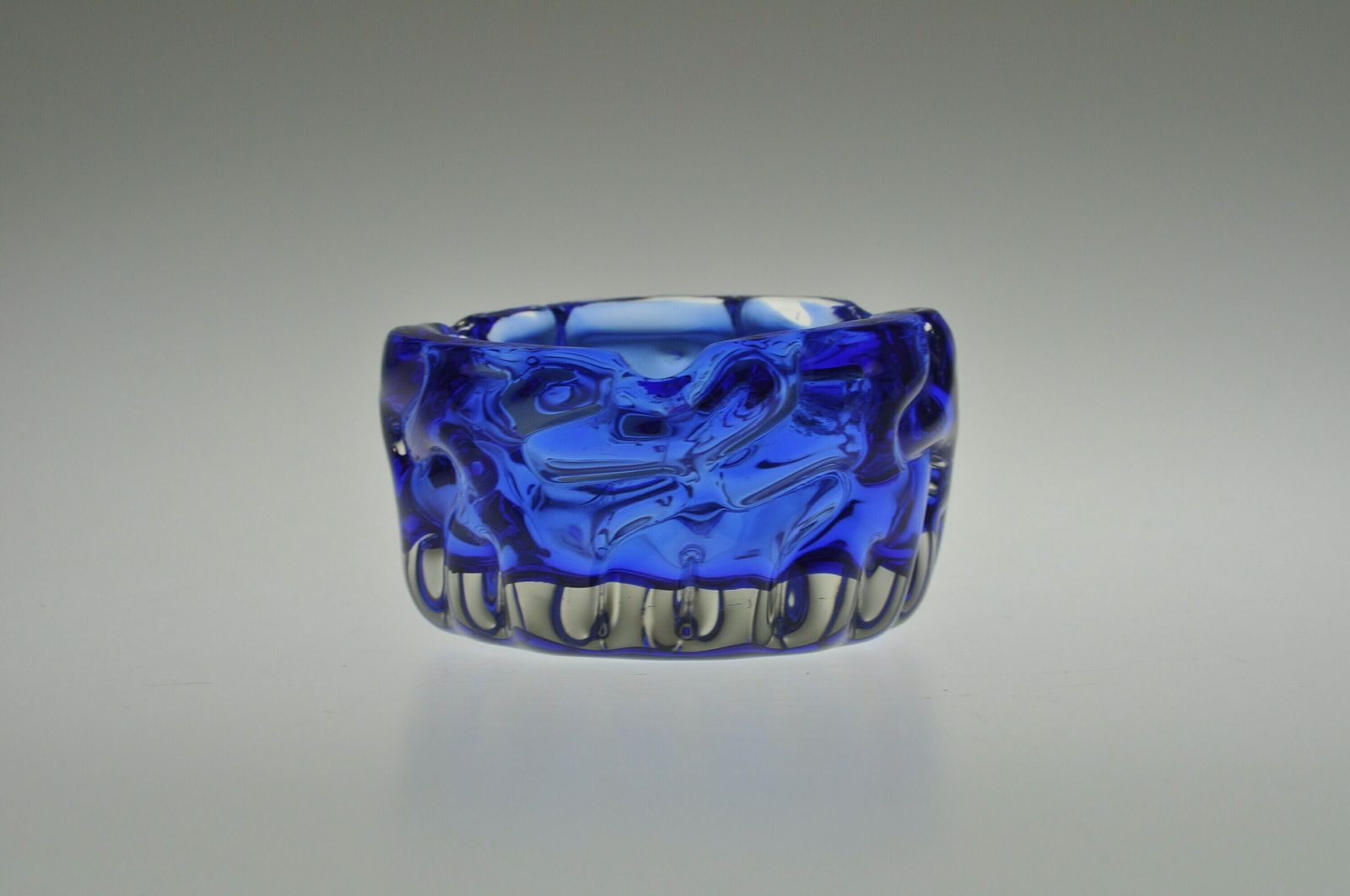 Pavel Hlava – Novy Bor Glazen Asbak, Blauwe Asbak, Tsjechische Glazen Asbak, Mid Century Asbak, Tsjechisch Glas, Boheems Glas, Kunstglas photo furniture