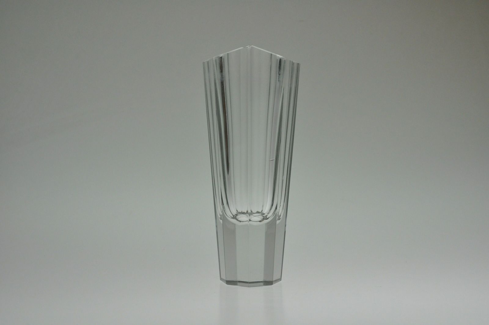Geslepen Glazen Vaas, Geslepen Glas, Antieke Vintage Kunstglazen Vaas photo for sale
