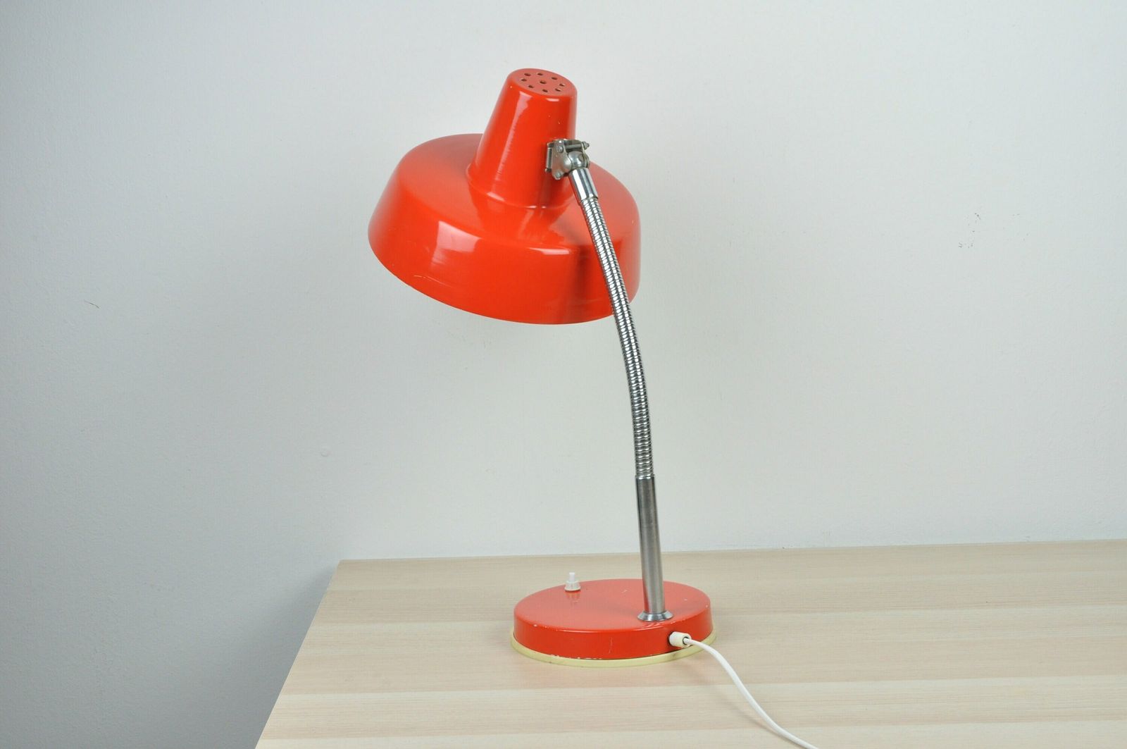 Mid Century Lamp, Rode Lamp, Industriële Lamp, Mid Century Verlichting, Tafellamp, Bureaulamp, Architectenlamp, Officelamp, Tafellicht, Verlichting photo vinterior
