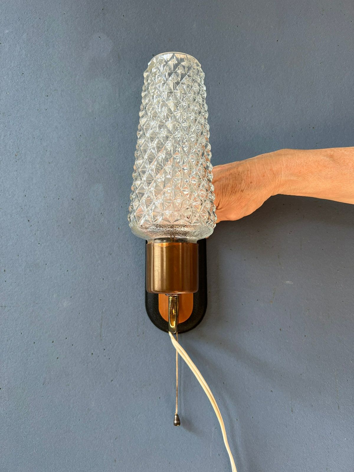 Mid Century Deense Wandlamp Met Glazen Kap | Scandinavische Glazen Wandlamp photo vinterior
