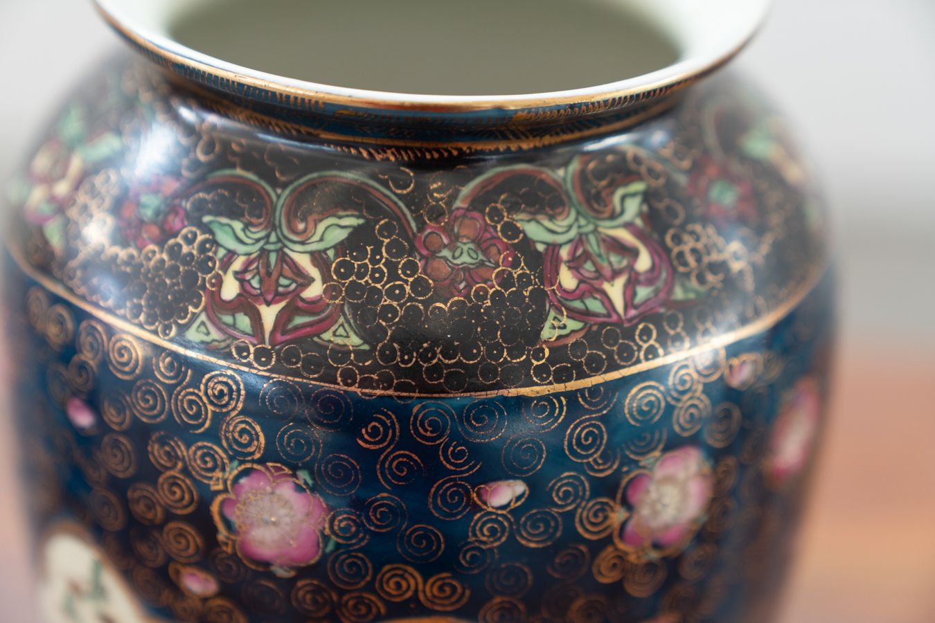 photo vintage Japanese Porcelain Vases, Meiji Period, 19th Century Oriental Porcelain Art, Set Of 2
