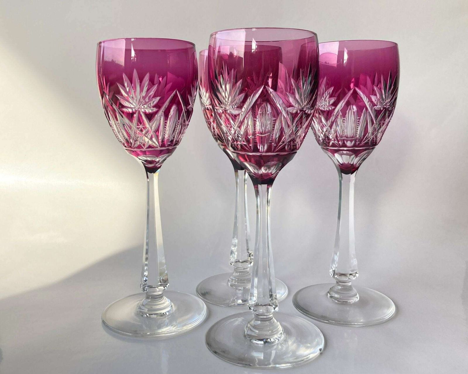 Val Saint Lambert Wijnglazen | Annette Lubin | Color Overlay In Zeldzaam Roze | 8 Stuks | 1904–1905 photo Woonaccessoires