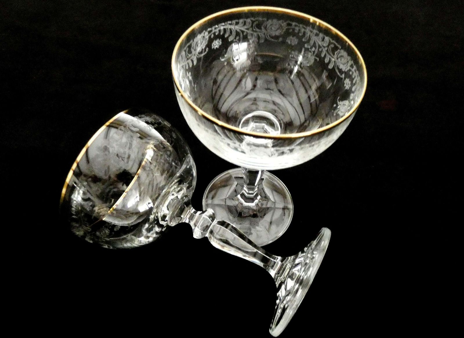 1 Stuk. Antiek Italiaans Champagnecoupe, Gegraveerd Kristal Met Gouden Rand – Vintage Verzamelobject, Begin 20e Eeuw photo furniture
