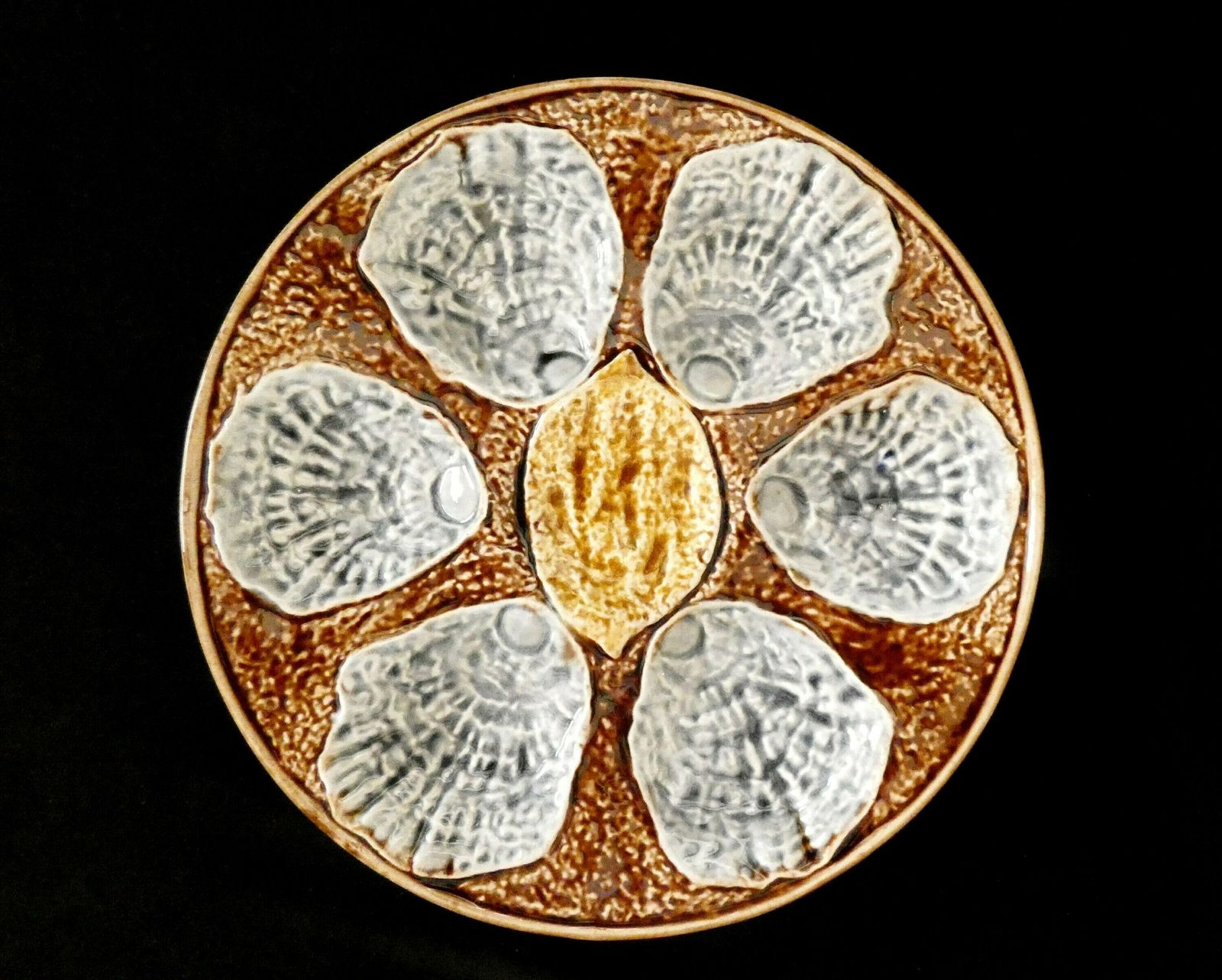 Antiek Frans Provençaals Oesterbord, 19e Eeuw – Bruin, Lichtgrijs, Geel – Majolica, Palissy Stijl Keramiek – Verzamelaarsschotel Voor Oesters photo Woonaccessoires