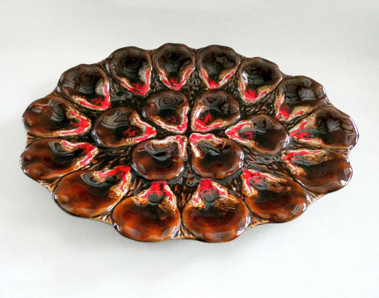 Groot Vallauris Oesterschotel – Vintage Frans Majolica Aardewerk, Mid Century, Bruin, Wit En Rood photo for sale
