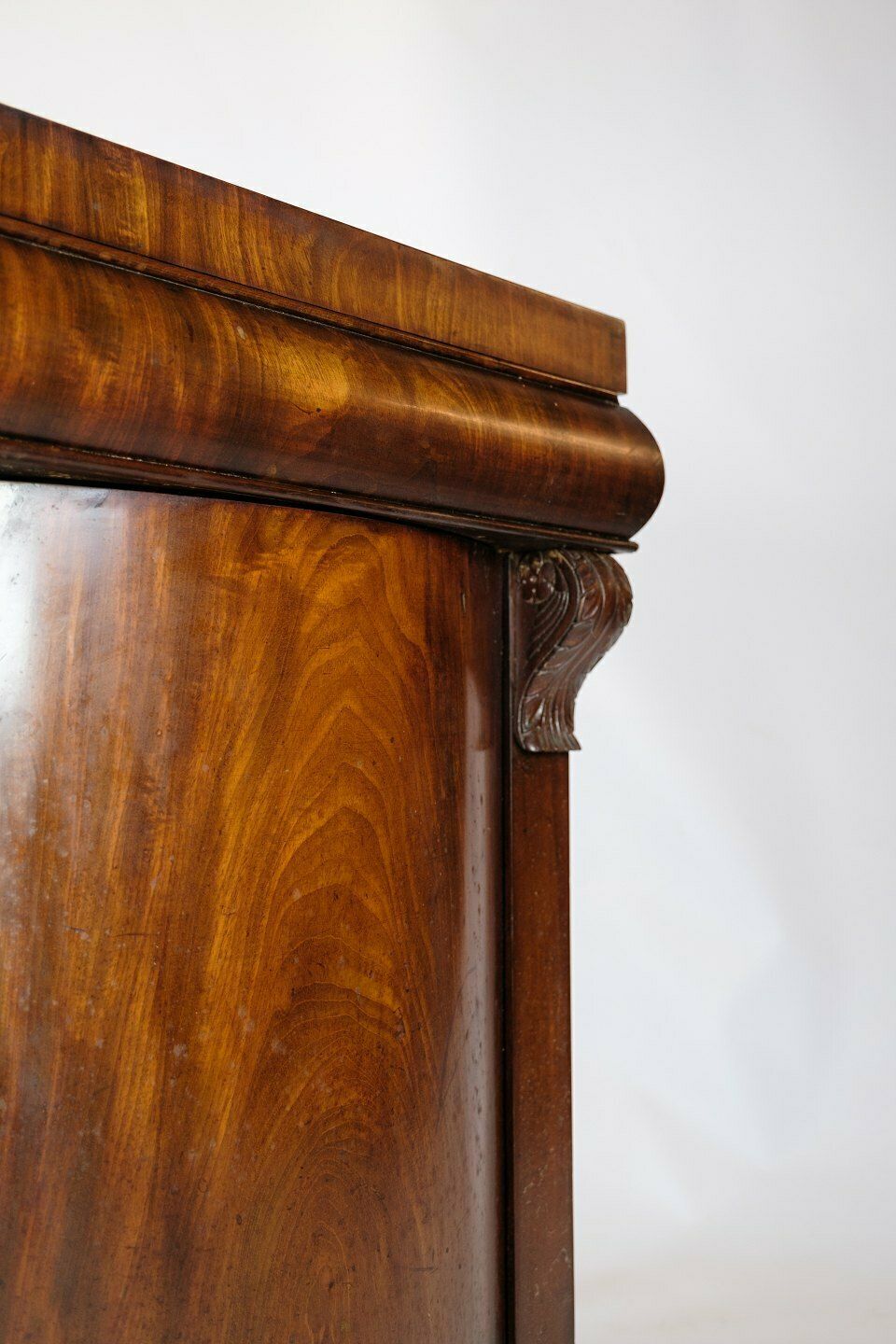 photo furniture Entrance Furniture In Mahogany With Curved Front From 1860s