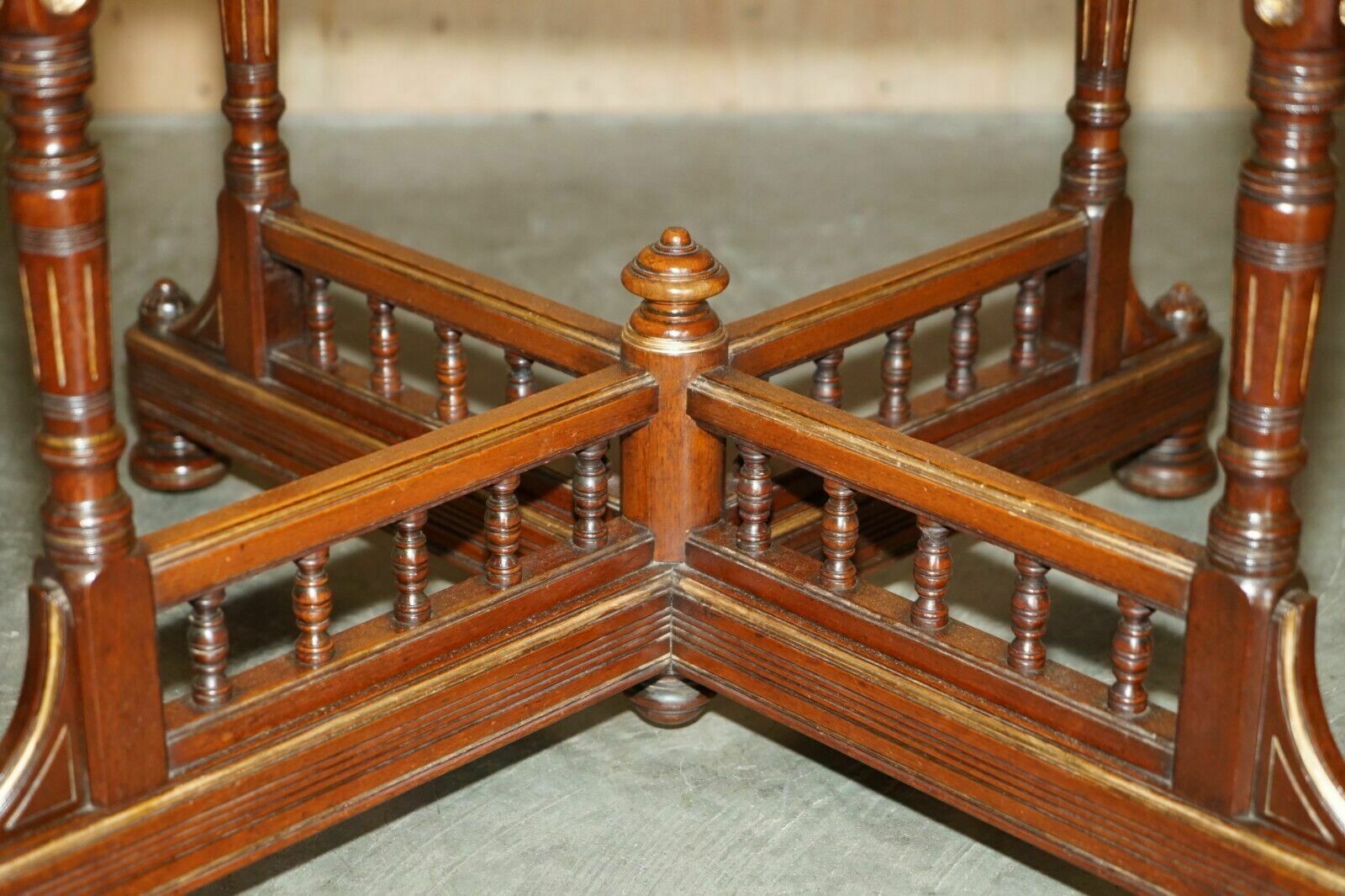 photo vintage Gillows Of Lancaster Aesthetic Movement Amboyna Burr Walnut Occasional Table