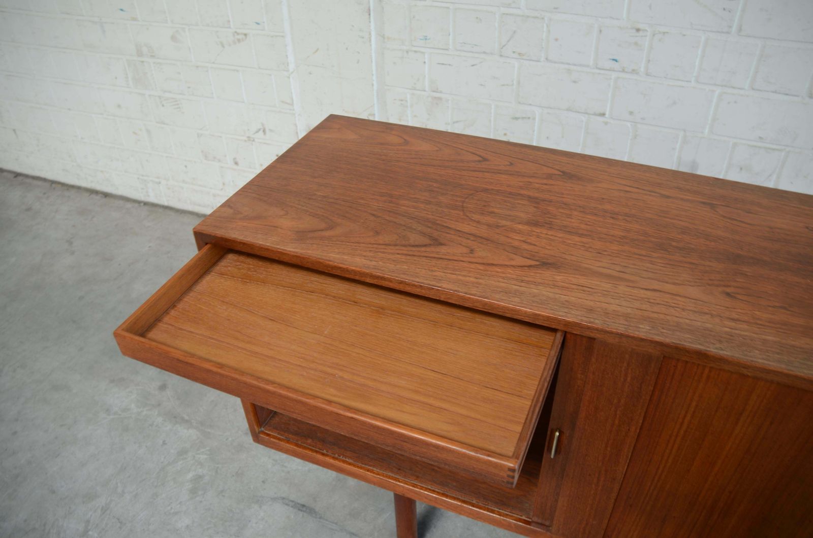 photo vinterior Aksel Bender Madsen & Ejner Larsen Sideboard In Teak & Brass With Tambour Doors
