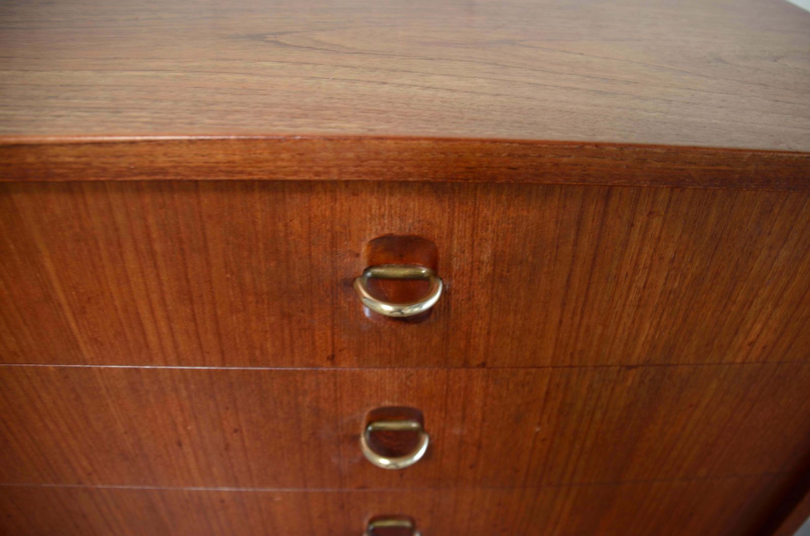 photo vintage Aksel Bender Madsen & Ejner Larsen Sideboard In Teak & Brass With Tambour Doors