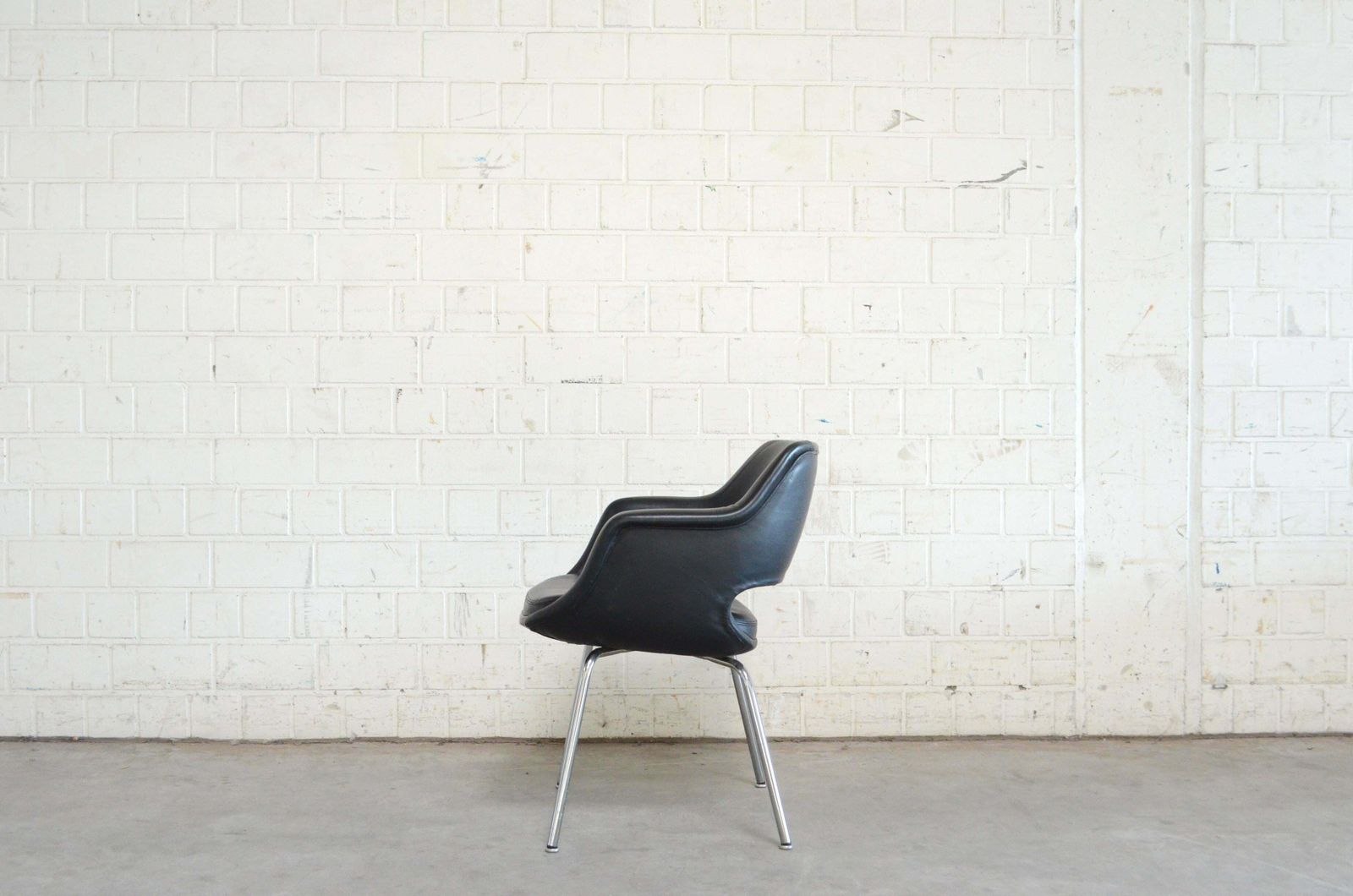 photo furniture Olli Mannermaa Set Of 4 Leather Kilta Chair By Eugen Schmidt & Cassina Martela
