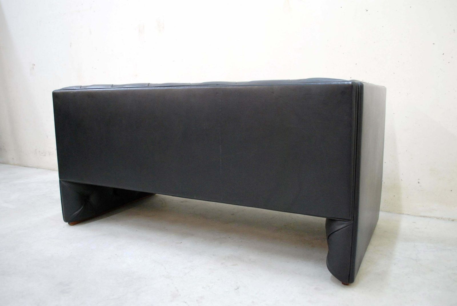photo buy Wittmann Black Leather Sofa Model Edwards Design By Eward B. Tuttle