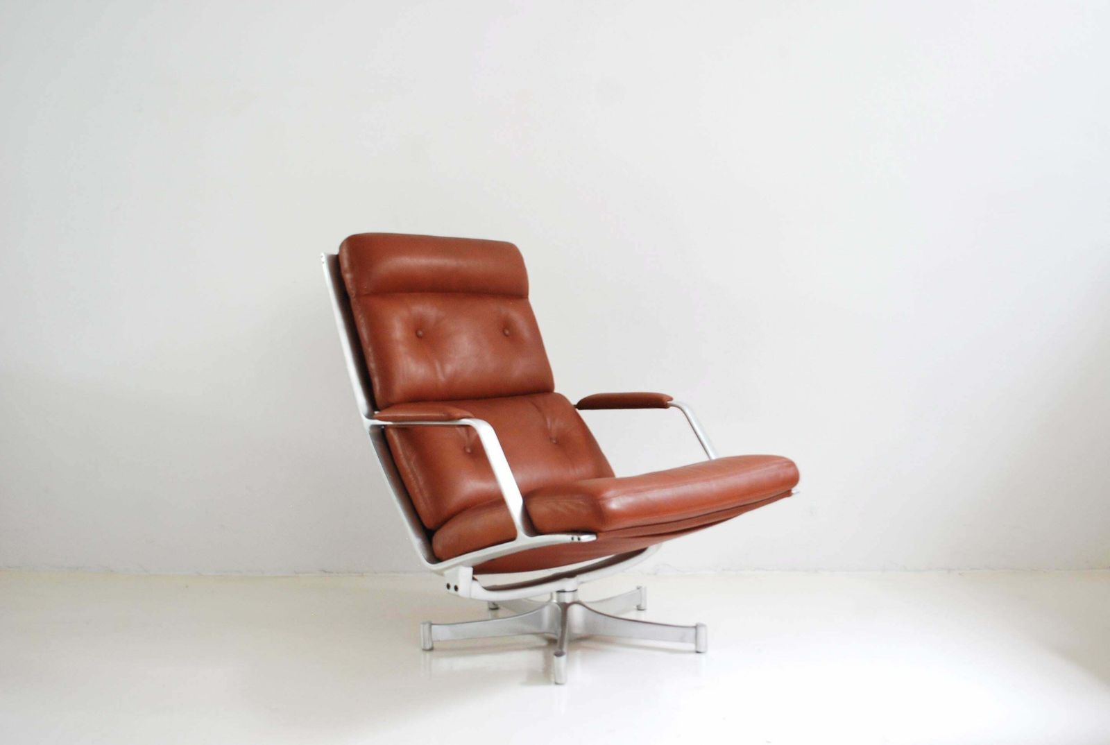 9551.0 Kill International Fk 85 Lounge Chair Red Cognac By Kastholm & Fabricius photo