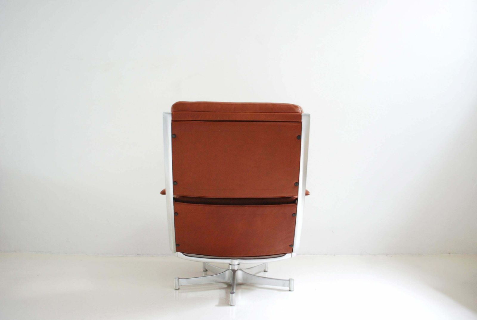 photo vinterior Kill International Fk 85 Lounge Chair Red Cognac By Kastholm & Fabricius