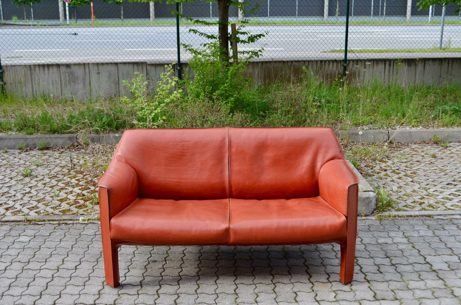 Cassina Taxi 415 Neck Saddle Leather Sofa China Red / Ox Red photo furniture