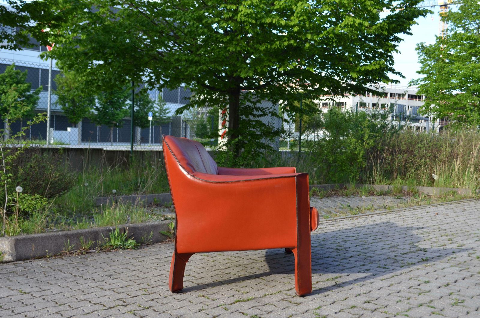 Cassina Taxi 415 Neck Saddle Leather Sofa China Red / Ox Red photo Furniture