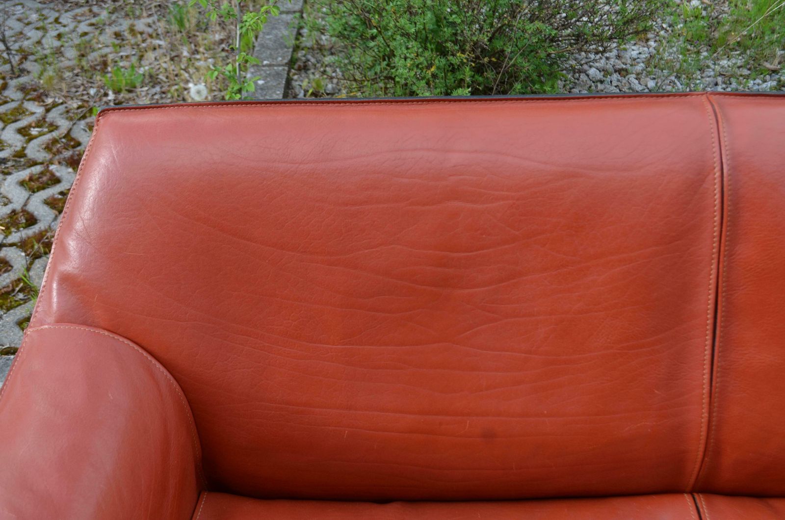 photo furniture Cassina Taxi 415 Neck Saddle Leather Sofa China Red / Ox Red