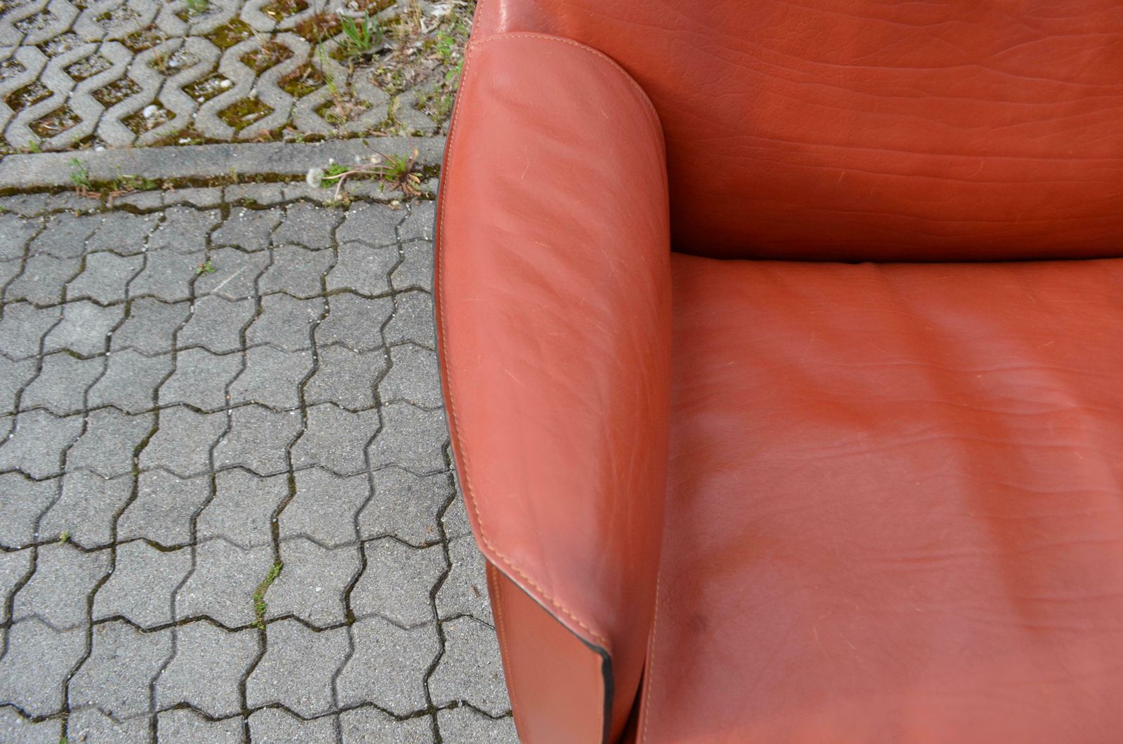 photo vinterior Cassina Taxi 415 Neck Saddle Leather Sofa China Red / Ox Red