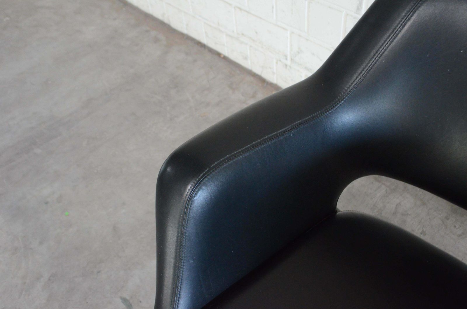 photo buy Olli Mannermaa Pair Of Leather Kilta Chair By Eugen Schmidt & Cassina Martela