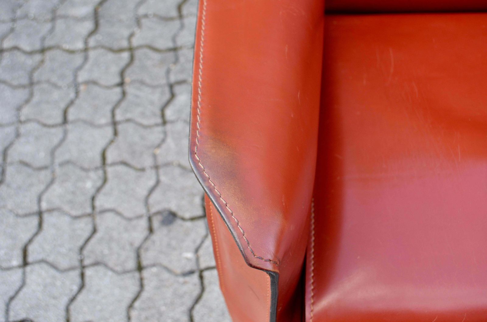 Cassina Taxi 414 Leather Lounge Chair Armchair China Red / Ox Red photo vinterior