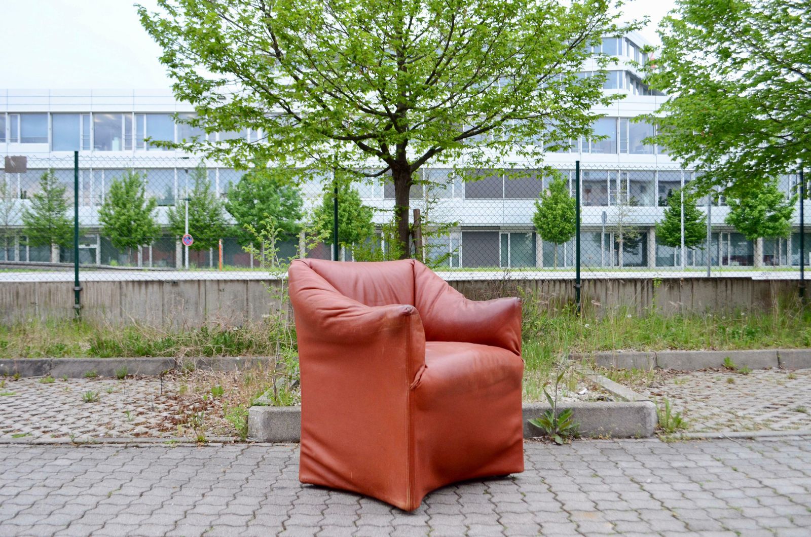 Cassina Model Tentazione Mario Bellini Small Armchair Chair Oxred Leather photo Furniture