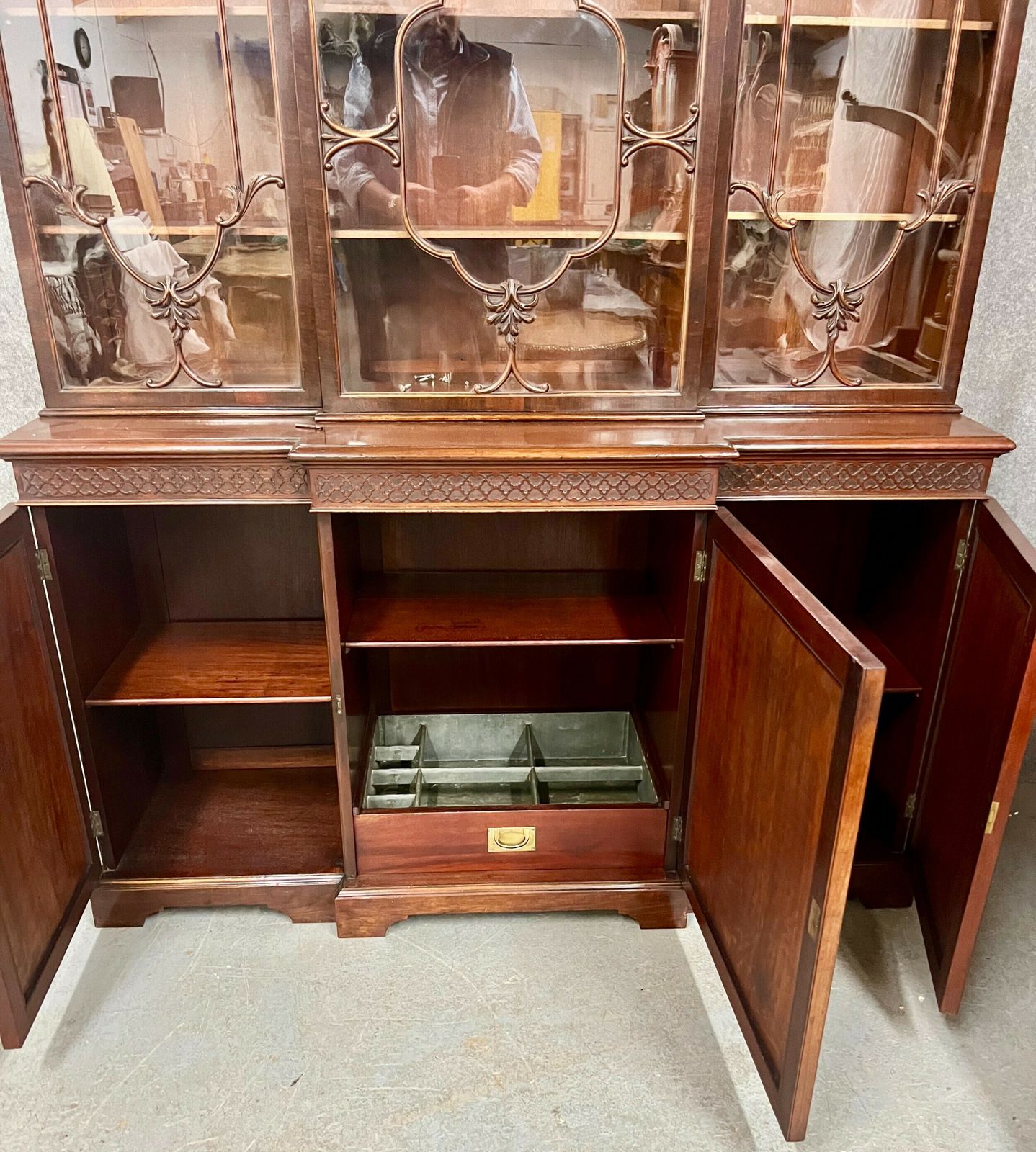 photo furniture Good Quality Antique Mahogany Breakfront Bookcase.