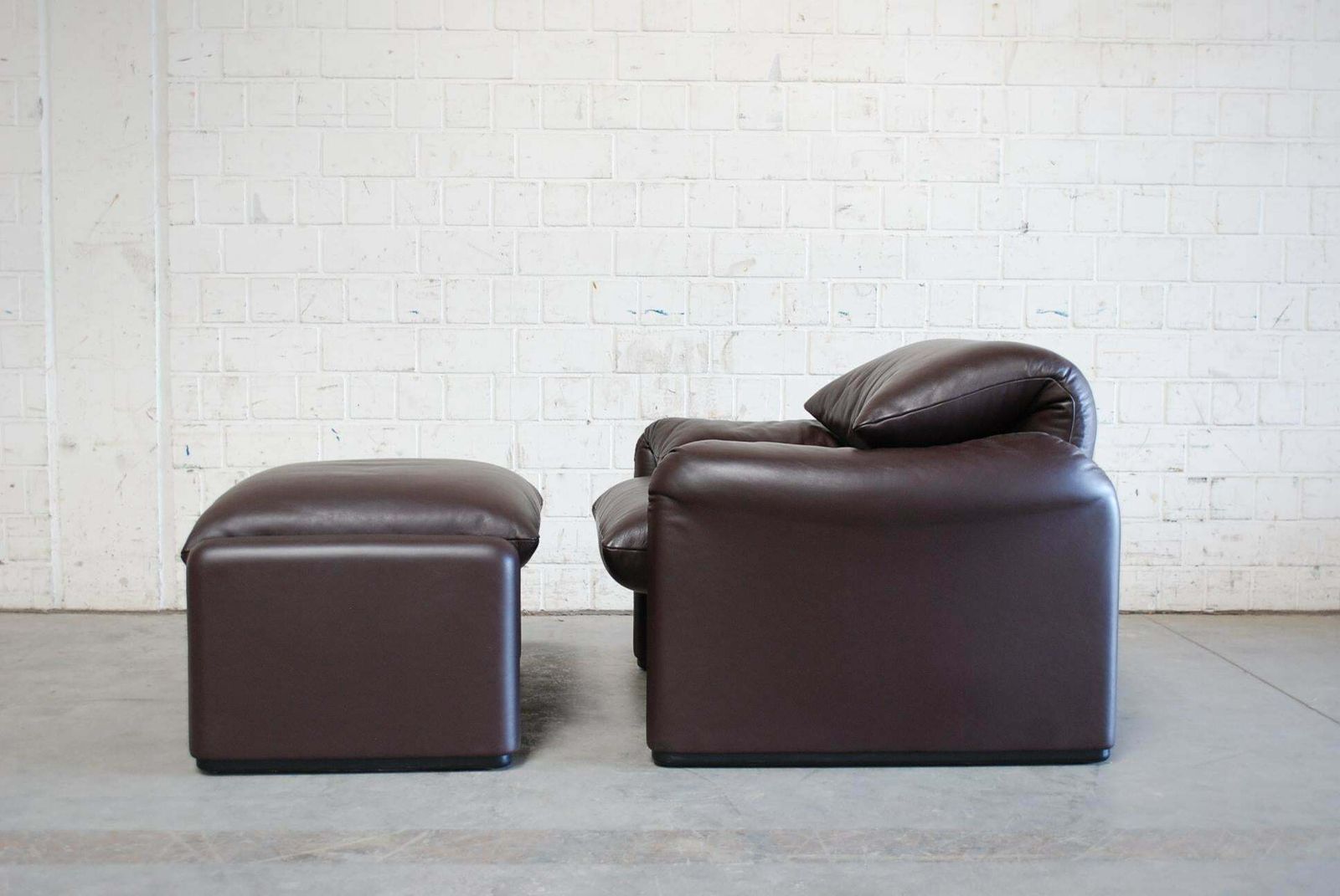 photo buy Cassina Maralunga Ensemble Leather Sofa And 2 Chairs And 1 Ottoman