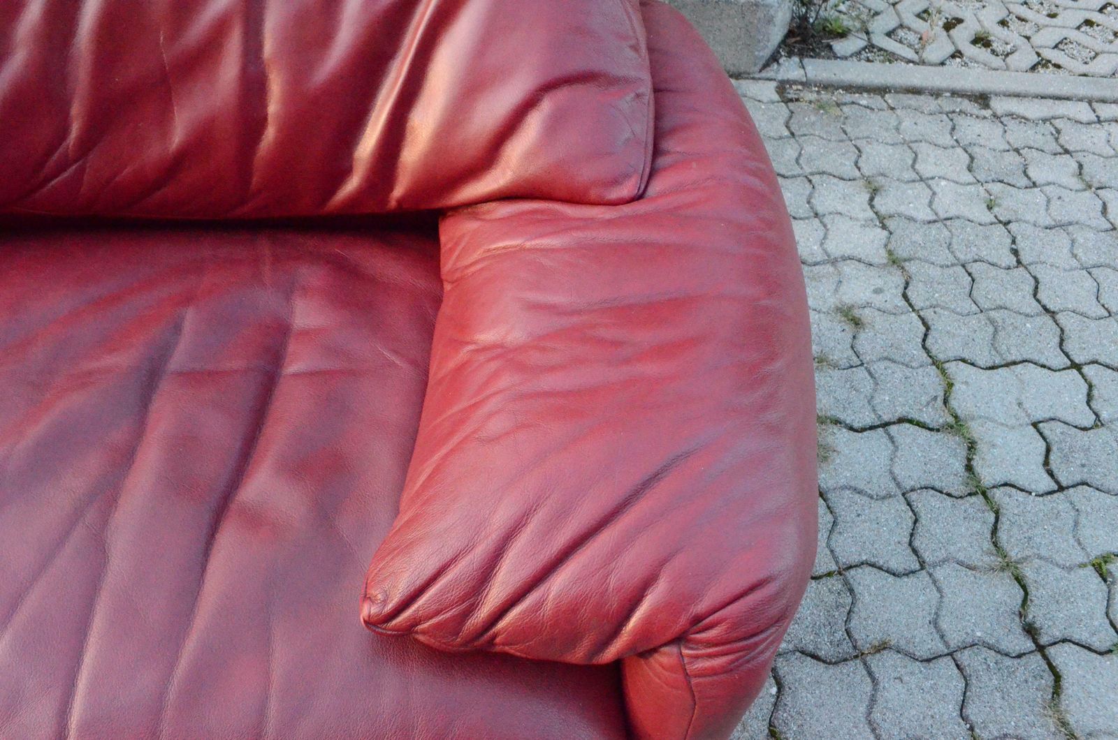 Cassina Maralunga Red Berry Leather Sofa By Vico Magistretti photo 4758.0