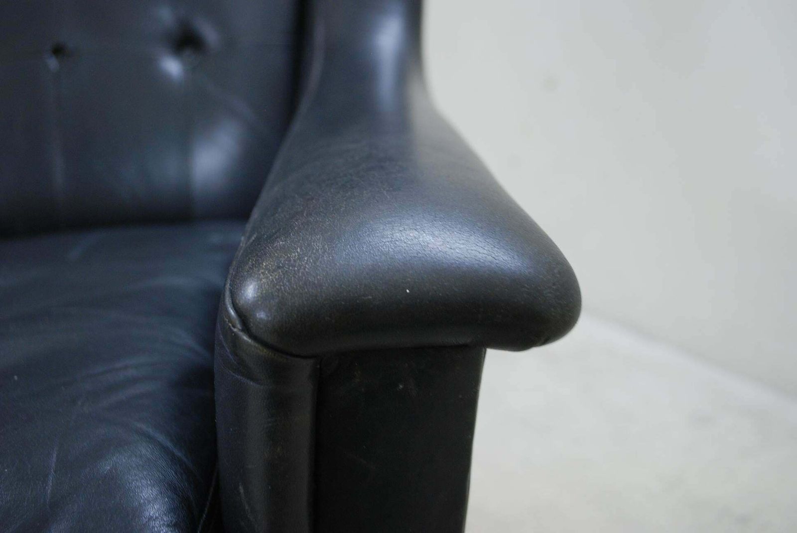 3172.0 Vejen Polster Mobelfabrik Papa Bear Wingback Black Leather Lounge Chair photo