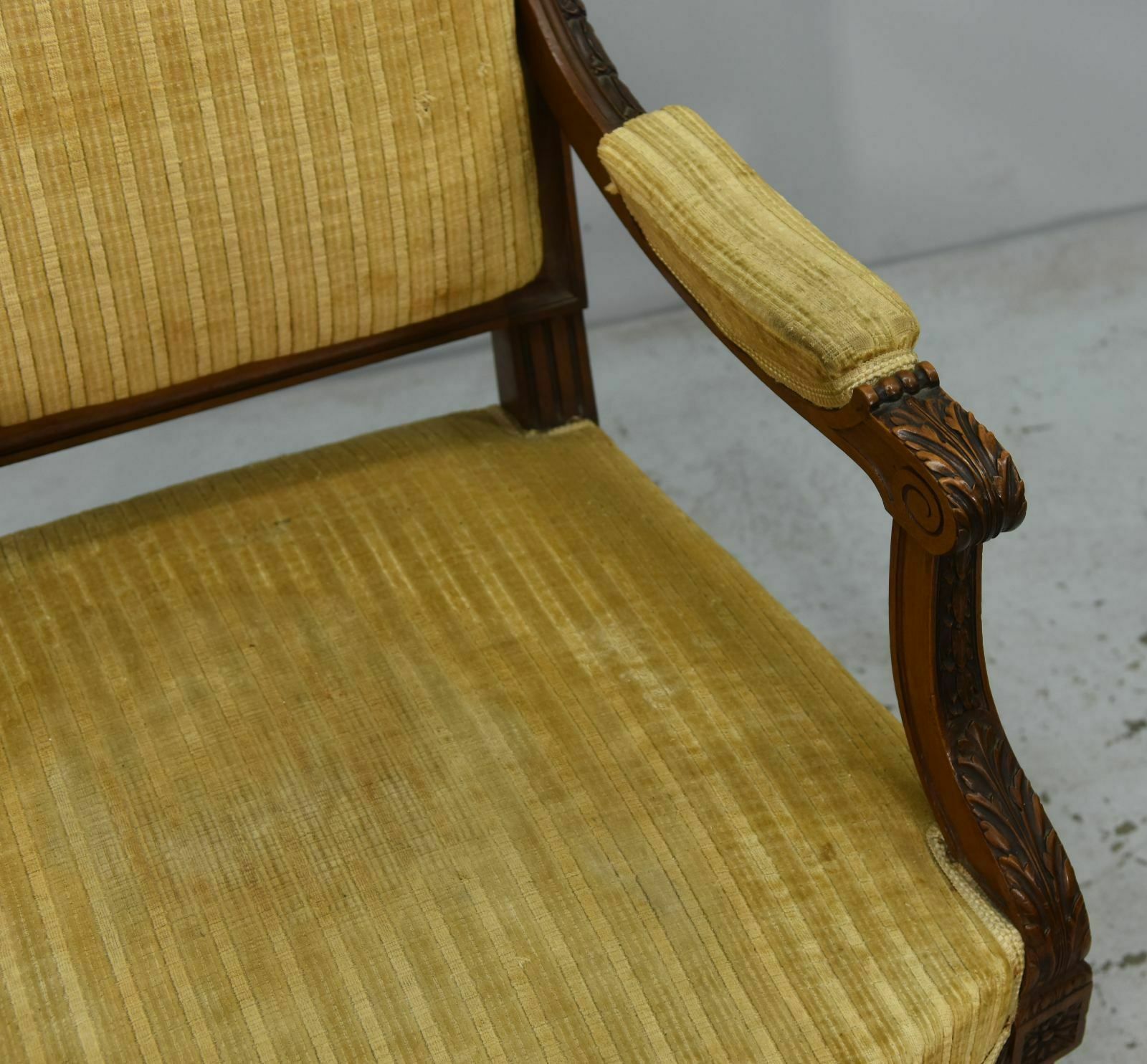 photo furniture Living Room With Louis XVI Style Chairs And Armchairs 4 Pieces Late 19th Century In Walnut