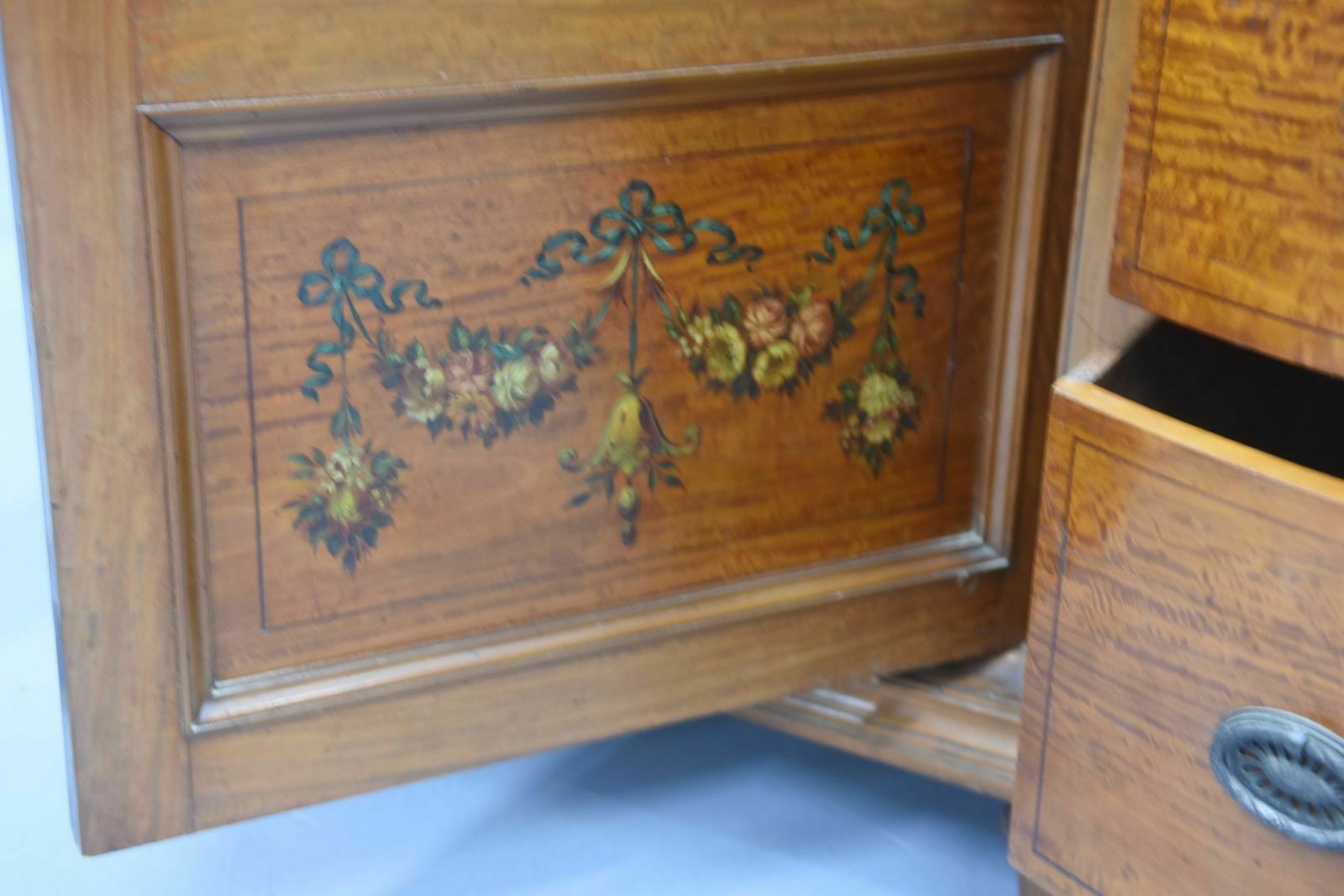 photo vintage English Mirror Cabinet In Satin Mahogany Painted From The 19th Century