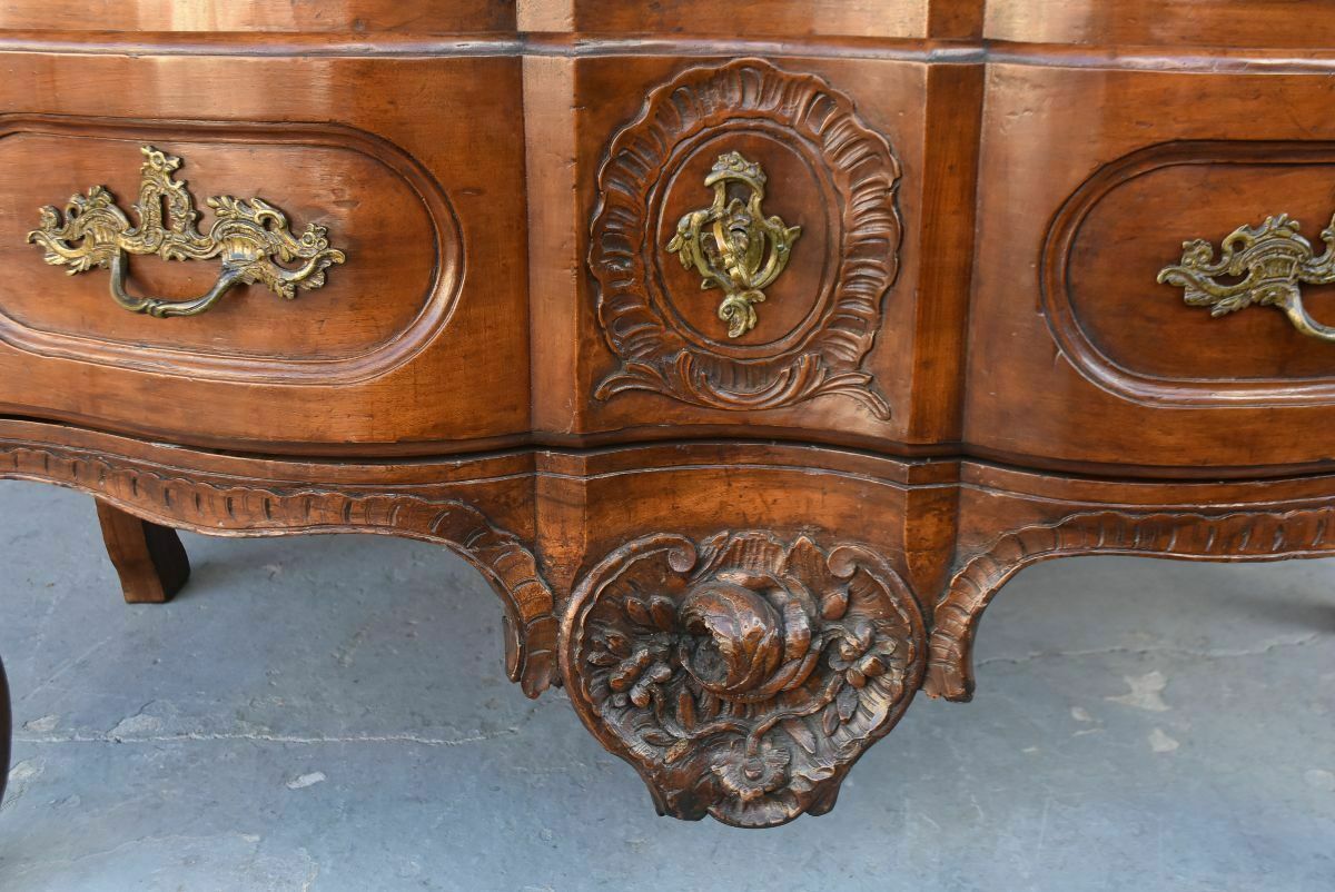 Crossbow Shaped Walnut Jumping Chest Of Drawers, 18th Century photo vinterior