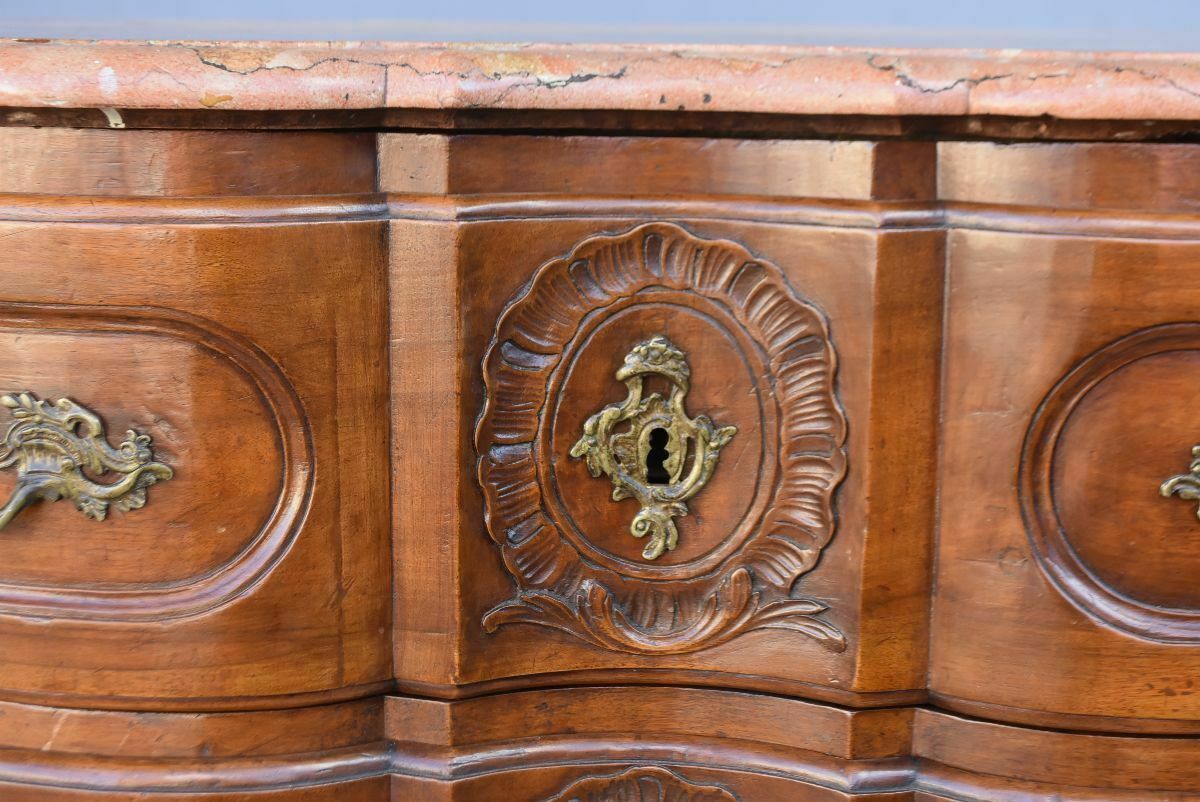 Crossbow Shaped Walnut Jumping Chest Of Drawers, 18th Century photo vintage