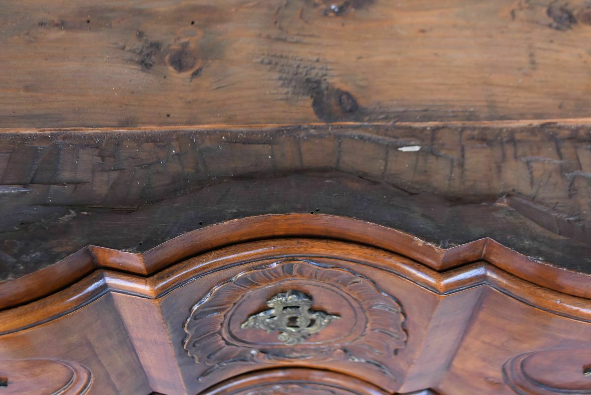 photo vintage Crossbow Shaped Walnut Jumping Chest Of Drawers, 18th Century