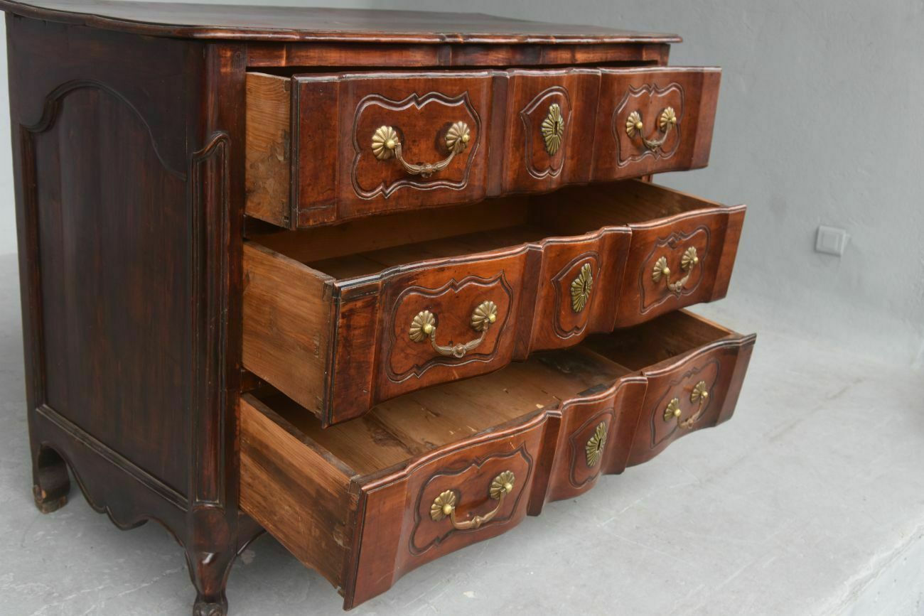 Curved Walnut Crossbow Chest Of Drawers, 18th Century photo 4379.0