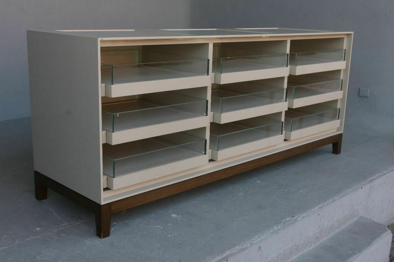 Burberry Cannes Luxury Cream Lacquered Wood Store Bank photo 3625.0