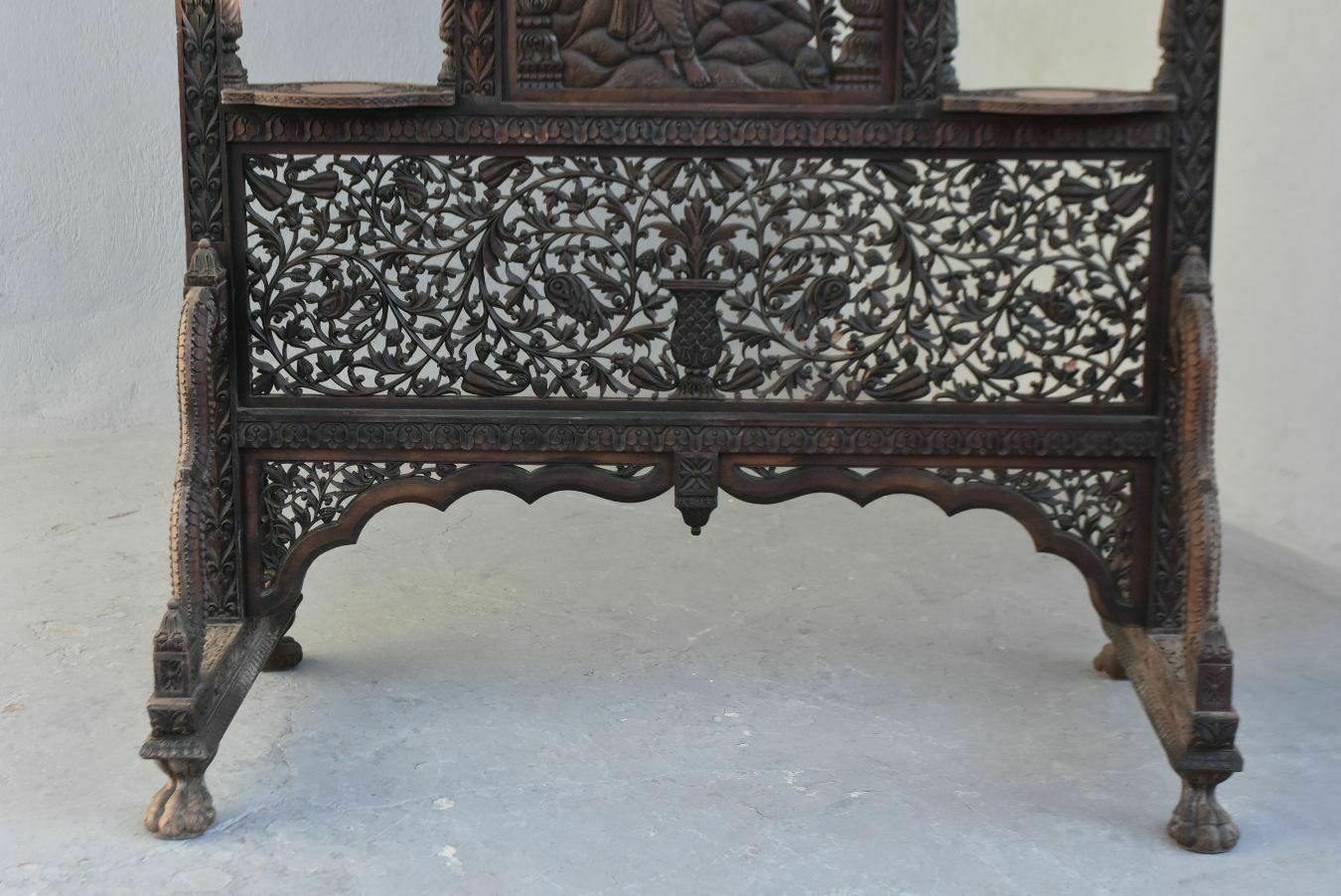 photo vinterior Indian Screen Richly Carved And Openwork, Late 19th Century