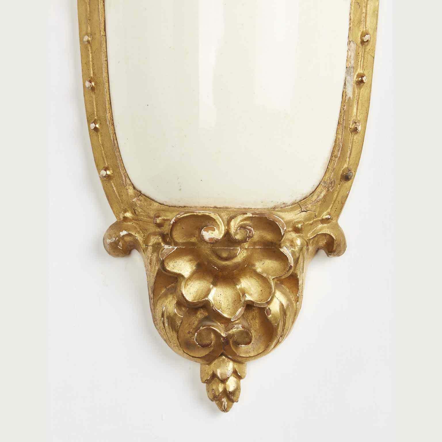 photo furniture Pair Of Golden Shelves With Giustiniani 1800 Ceramics