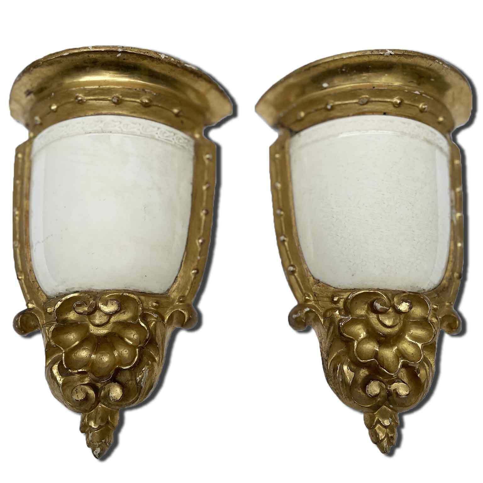 photo for sale Pair Of Golden Shelves With Giustiniani 1800 Ceramics