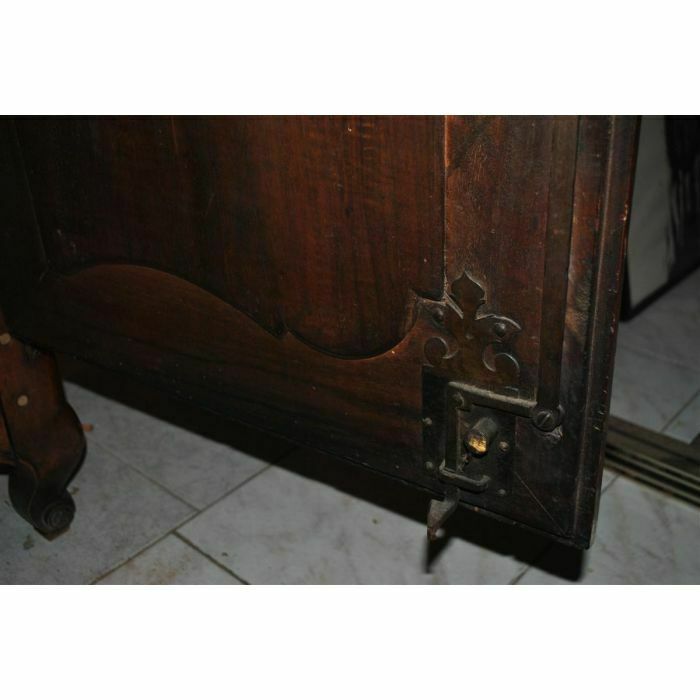 photo vinterior 18th Century Castle Wardrobe Walnut