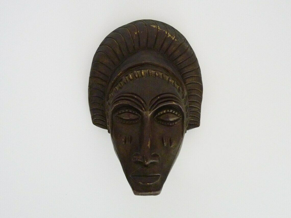 Masque en terre cuite de style africain, signé Siki.