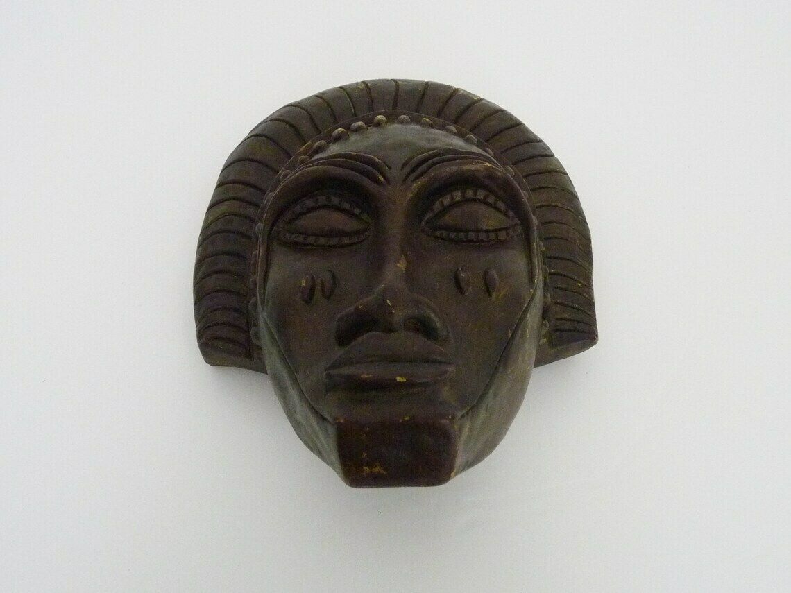 Masque en terre cuite de style africain, signé Siki. photo Art