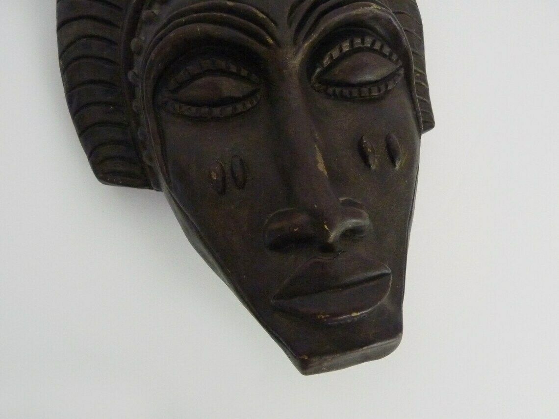 Masque en terre cuite de style africain, signé Siki. photo vinterior