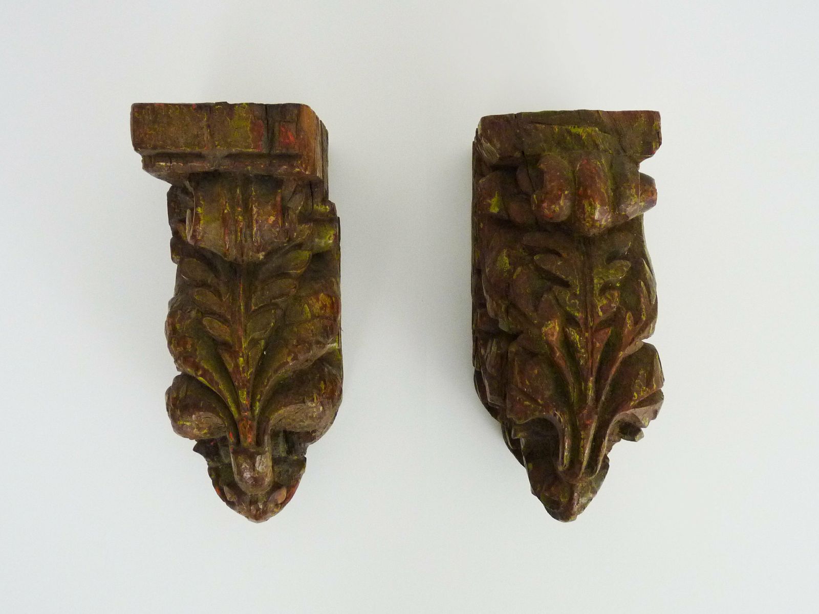 Paire de bougeoirs muraux indiens sculptés en bois photo furniture