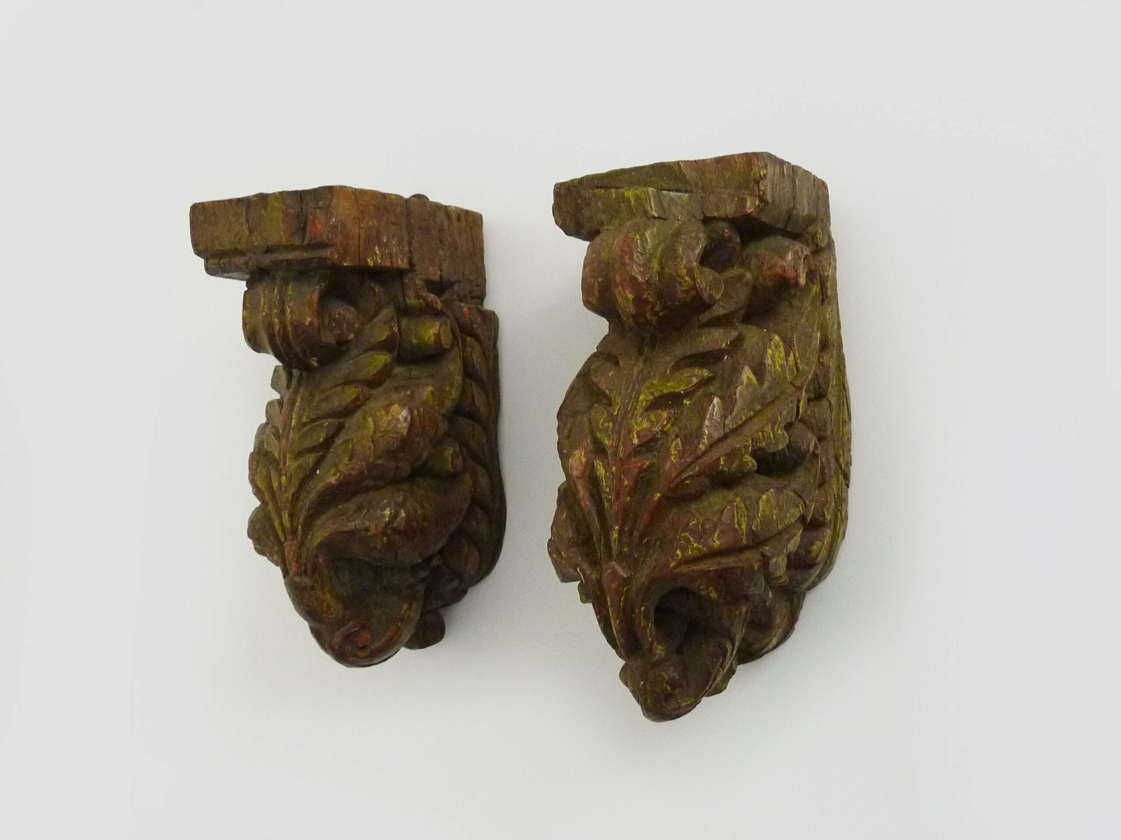 Paire de bougeoirs muraux indiens sculptés en bois photo for sale