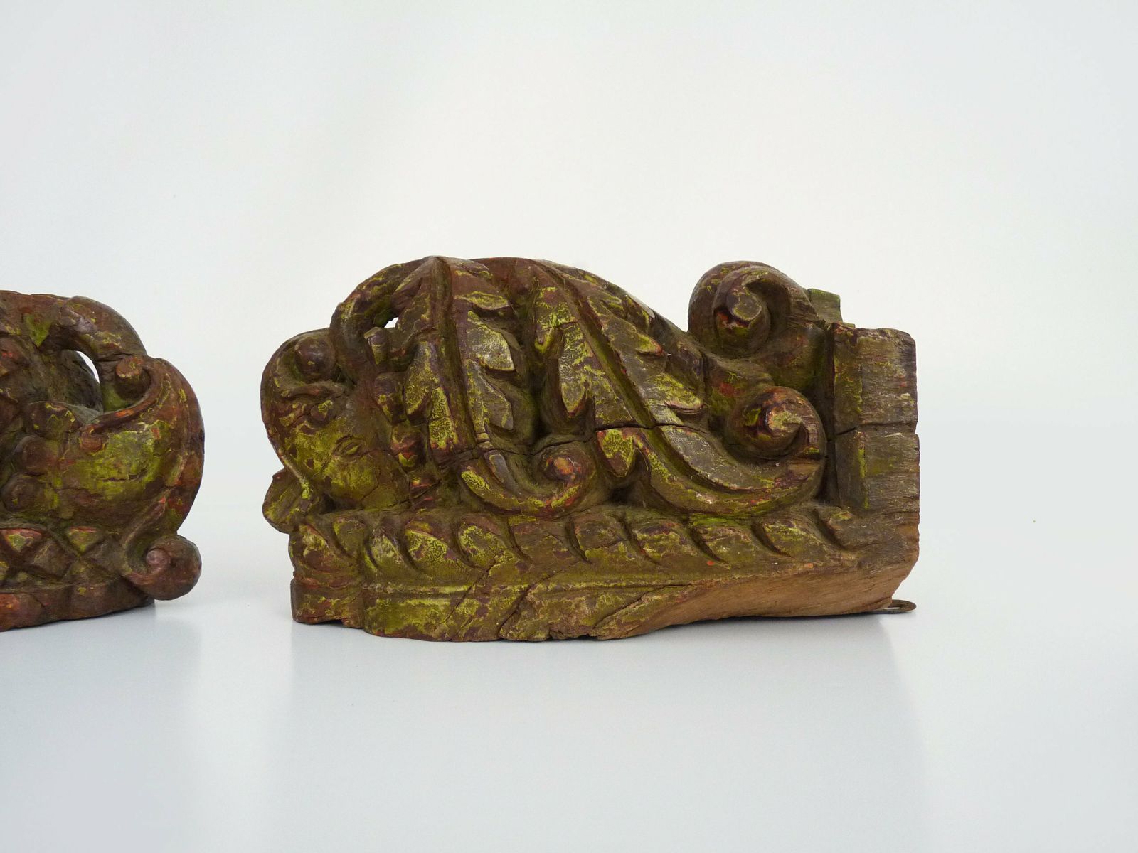 photo for sale Paire de bougeoirs muraux indiens sculptés en bois