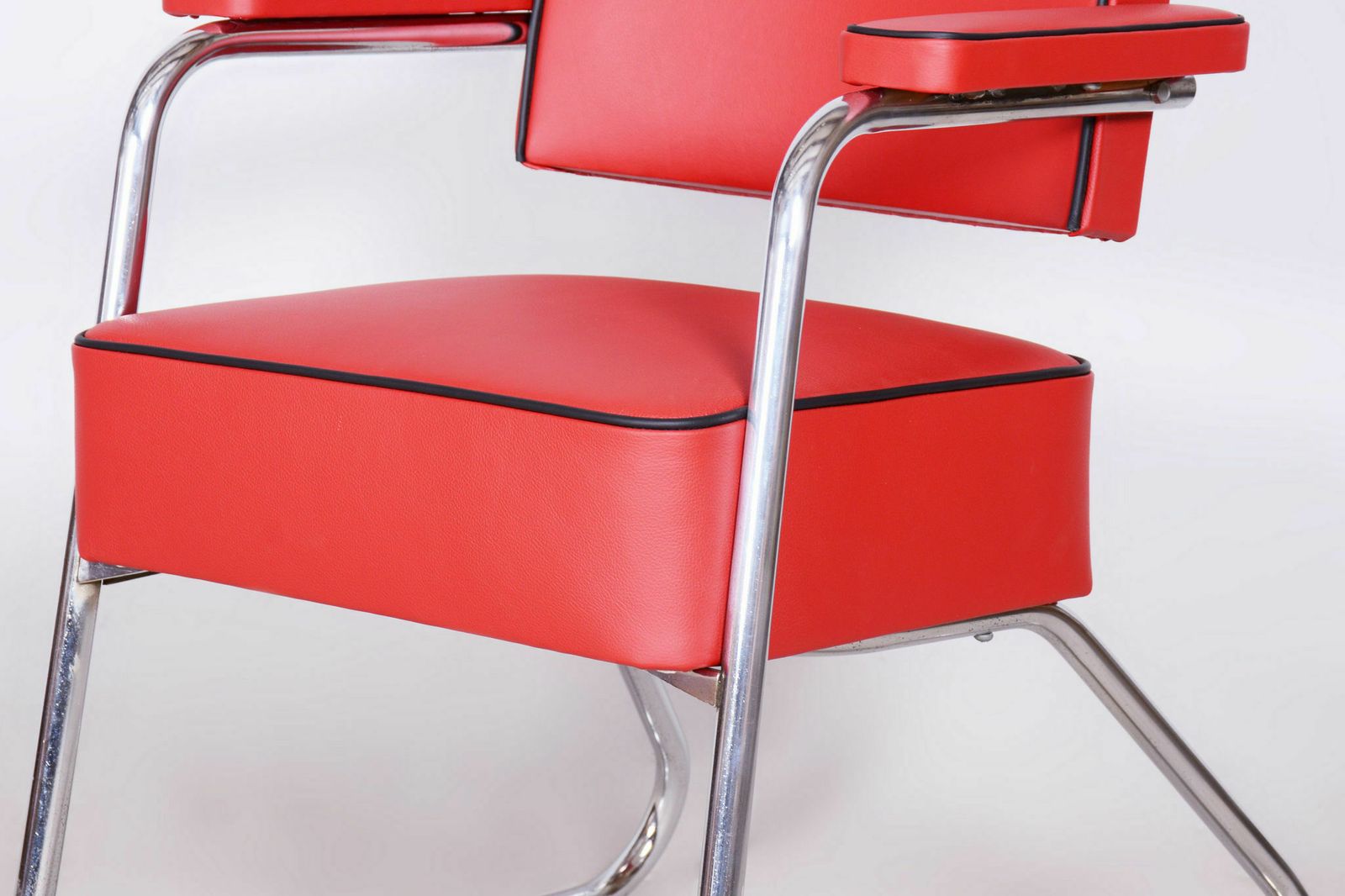 photo furniture Restored Bauhaus Armchair, Mauser, Gilbert Rohde, Chrome, High Quality Leather, Newly Reupholstered ,Germany, 1930s